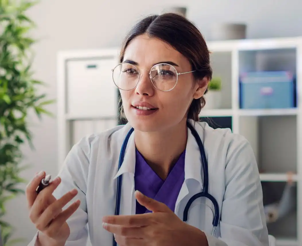 Doctora brindando asesoria
